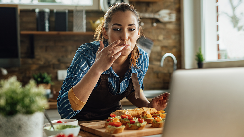 A restaurant chef showing online guests how to make a dish